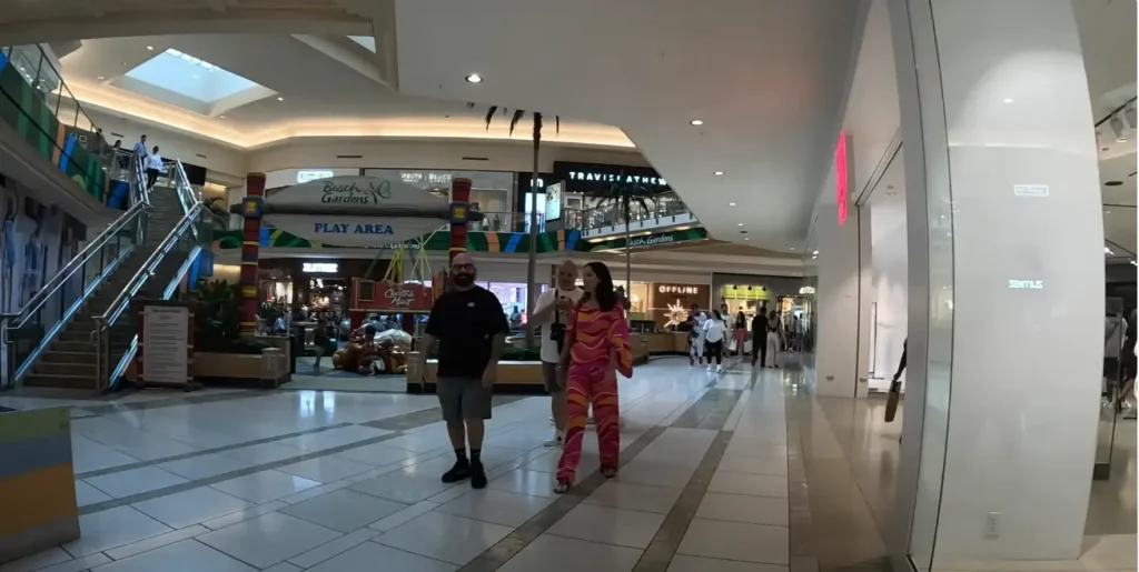 international-plaza-and-bay-street-play-area-1024x515
